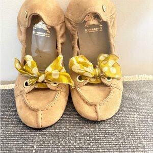 Authentic Vintage Burberry Tan suede ballet flats accented w/yellow bow #classic